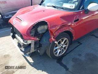 2014 MINI Hardtop S z VIN WMWXM7C52ET969336, wystawiony jako IAAI lot #42112470 z przebiegiem 112 107 mil mil oraz . Historia ofert i sprzedaży dostępna na DreamBid. Obrazek 17.
