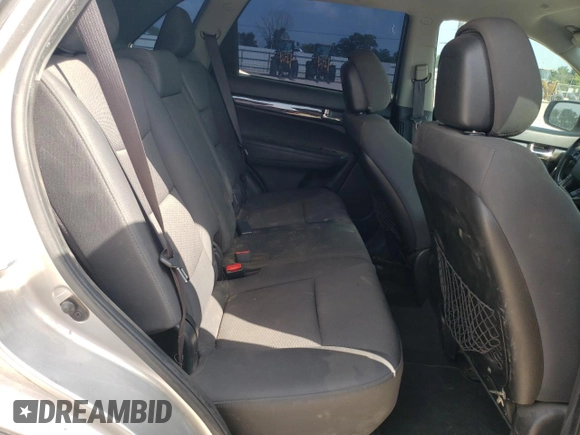 2012 Kia Sorento LX z VIN 5XYKT3A64CG274580, wystawiony jako Copart lot #55513455 z przebiegiem 167 369 mil mil oraz Szkoda całkowita • Salvage title. Historia ofert i sprzedaży dostępna na DreamBid. Obrazek 11.