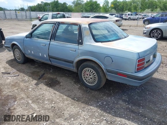1991 Oldsmobile Cutlass Ciera z VIN 1G3AM54N3M6309525, wystawiony jako IAAI lot #42261904 z przebiegiem 121 774 mil mil oraz . Historia ofert i sprzedaży dostępna na DreamBid. Obrazek 3.