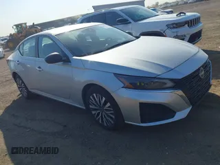 2024 Nissan Altima SV z VIN 1N4BL4DV7RN327126, wystawiony jako IAAI lot #42489567 z przebiegiem 48 770 mil mil oraz . Historia ofert i sprzedaży dostępna na DreamBid. Obrazek 1.