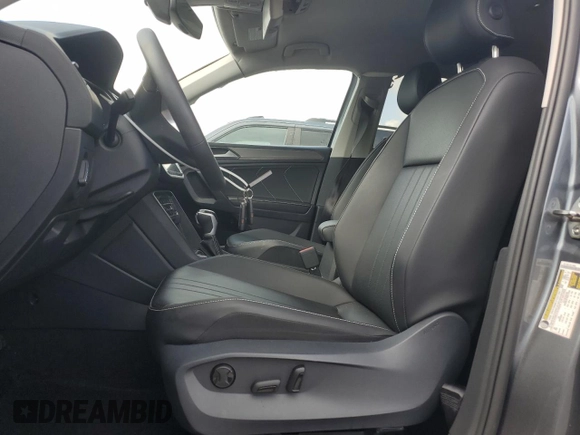 2023 Volkswagen Tiguan SE z VIN 3VV3B7AX5PM082280, wystawiony jako Copart lot #59896235 z przebiegiem 21 791 mil mil oraz Szkoda całkowita • Salvage title. Historia ofert i sprzedaży dostępna na DreamBid. Obrazek 7.