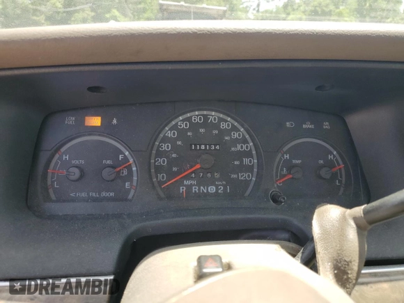1999 Ford Crown Victoria LX z VIN 2FAFP74W1XX122364, wystawiony jako Copart lot #56929455 z przebiegiem 118 134 mil mil oraz Szkody całkowita. Historia ofert i sprzedaży dostępna na DreamBid. Obrazek 9.