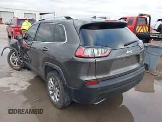 2019 Jeep Cherokee Latitude Plus z VIN 1C4PJLLX1KD241874, wystawiony jako IAAI lot #41313447 z przebiegiem 108 649 mil mil oraz . Historia ofert i sprzedaży dostępna na DreamBid. Obrazek 3.