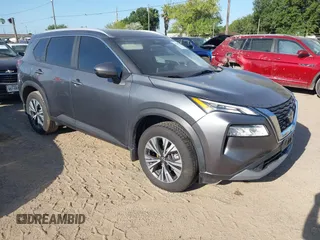 2023 Nissan Rogue SV z VIN 5N1BT3BA8PC674196, wystawiony jako IAAI lot #42009297 z przebiegiem Nie podano mil oraz . Historia ofert i sprzedaży dostępna na DreamBid. Obrazek 1.