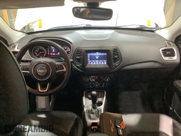 2019 Jeep Compass Latitude z VIN 3C4NJDBB1KT639096, wystawiony jako IAAI lot #42597978 z przebiegiem 110 803 mil mil oraz . Historia ofert i sprzedaży dostępna na DreamBid. Obrazek 39.