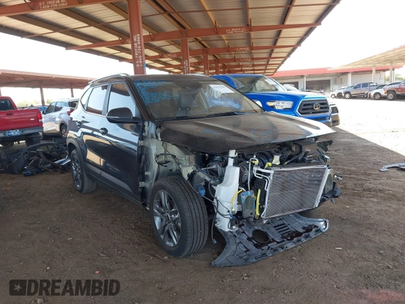 2023 Kia Seltos S z VIN KNDEU2AA1P7387768, wystawiony jako IAAI lot #42454208 z przebiegiem 42 637 mil mil oraz . Historia ofert i sprzedaży dostępna na DreamBid. Obrazek 1.