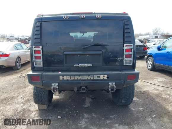 2007 Hummer H2 SUV z VIN 5GRGN23UX7H112972, wystawiony jako IAAI lot #41980625 z przebiegiem 214 857 mil mil oraz . Historia ofert i sprzedaży dostępna na DreamBid. Obrazek 17.