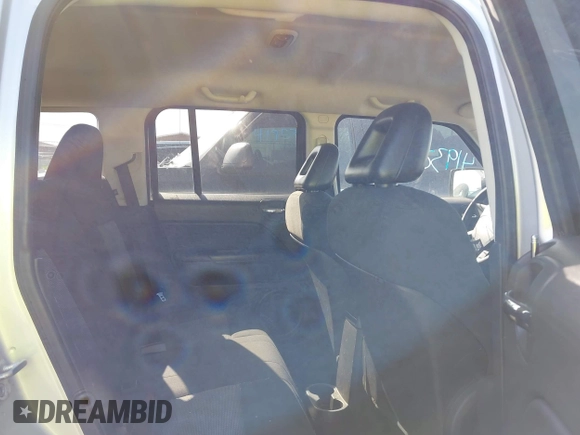 2009 Jeep Patriot Sport z VIN 1J4FT28B29D110728, wystawiony jako IAAI lot #41932676 z przebiegiem 194 442 mil mil oraz . Historia ofert i sprzedaży dostępna na DreamBid. Obrazek 8.