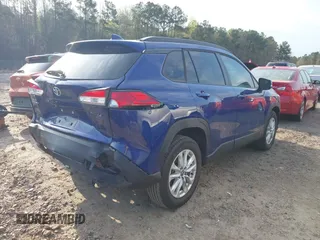 2022 Toyota Corolla Cross LE z VIN 7MUCAAAG6NV018136, wystawiony jako IAAI lot #41863545 z przebiegiem 40 239 mil mil oraz . Historia ofert i sprzedaży dostępna na DreamBid. Obrazek 4.