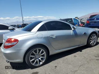 2005 Mercedes-Benz SLK 230/320 z VIN WDBWK56F35F022445, wystawiony jako Copart lot #53708015 z przebiegiem 130 264 mil mil oraz Szkoda całkowita • Salvage title. Historia ofert i sprzedaży dostępna na DreamBid. Obrazek 3.