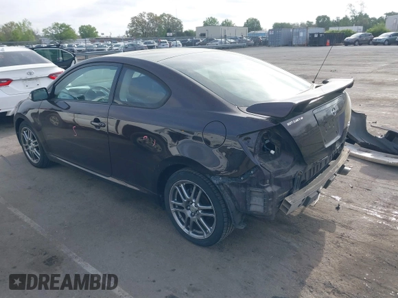 2010 Scion tC z VIN JTKDE3B7XA0303389, wystawiony jako IAAI lot #41962844 z przebiegiem 161 049 mil mil oraz . Historia ofert i sprzedaży dostępna na DreamBid. Obrazek 3.