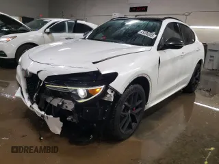 2020 Alfa Romeo Stelvio Ti z VIN ZASPAKBN4L7C74496, wystawiony jako Copart lot #43208305 z przebiegiem 71 269 mil mil oraz Szkody całkowita. Historia ofert i sprzedaży dostępna na DreamBid. Obrazek 1.