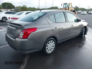 2017 Nissan Versa SV z VIN 3N1CN7AP4HK429880, wystawiony jako IAAI lot #41702985 z przebiegiem 183 764 mil mil oraz . Historia ofert i sprzedaży dostępna na DreamBid. Obrazek 4.