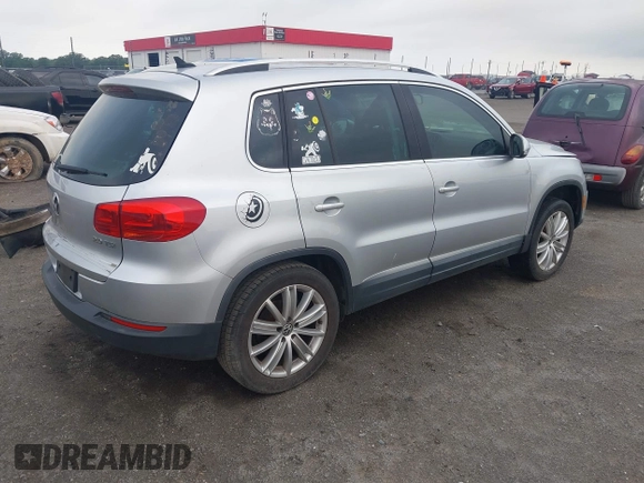 2012 Volkswagen Tiguan SE z VIN WVGAV7AX4CW520340, wystawiony jako IAAI lot #42294414 z przebiegiem 120 009 mil mil oraz . Historia ofert i sprzedaży dostępna na DreamBid. Obrazek 4.