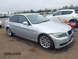 2011 BMW 3 Series 328i z VIN WBAPH5G59BNN59118, wystawiony jako IAAI lot #42451323 z przebiegiem 165 465 mil mil oraz . Historia ofert i sprzedaży dostępna na DreamBid. Obrazek 1.
