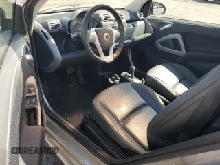 2009 Smart fortwo Pure z VIN WMEEJ31X09K252835, wystawiony jako Copart lot #69117994 z przebiegiem 15 697 mil mil oraz Szkoda całkowita • Salvage title. Historia ofert i sprzedaży dostępna na DreamBid. Obrazek 8.