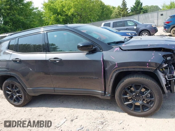 2023 Jeep Compass Latitude z VIN 3C4NJDBNXPT520349, wystawiony jako IAAI lot #42393852 z przebiegiem 45 340 mil mil oraz . Historia ofert i sprzedaży dostępna na DreamBid. Obrazek 13.