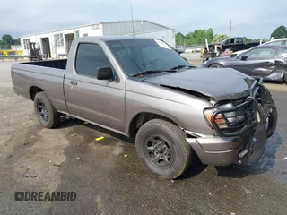 1998 Nissan Frontier XE z VIN 1N6DD21S6WC388647, wystawiony jako IAAI lot #42378027 z przebiegiem Nie podano mil oraz . Historia ofert i sprzedaży dostępna na DreamBid. Obrazek 1.