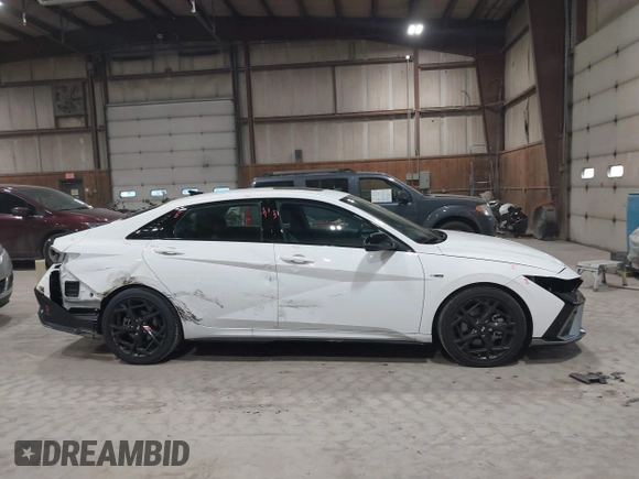 2025 Hyundai Elantra N Line z VIN KMHLR4DF6SU867998, wystawiony jako IAAI lot #41814806 z przebiegiem 4 892 mil mil oraz . Historia ofert i sprzedaży dostępna na DreamBid. Obrazek 13.