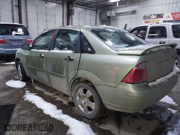 2007 Ford Focus S z VIN 1FAHP34N17W104080, wystawiony jako IAAI lot #41541274 z przebiegiem 106 938 mil mil oraz . Historia ofert i sprzedaży dostępna na DreamBid. Obrazek 3.