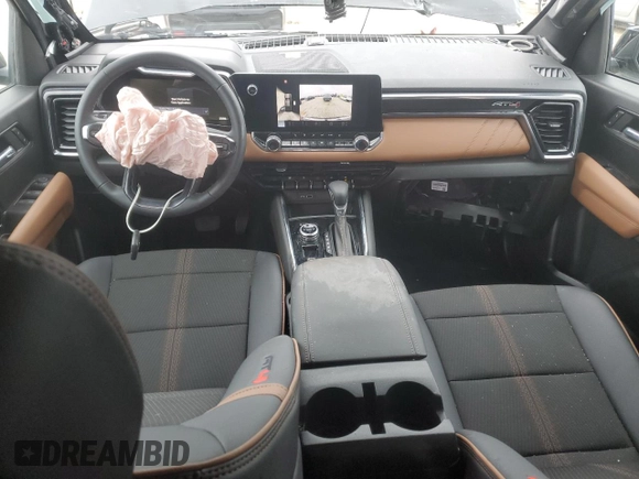 2024 GMC Canyon 4WD AT4 z VIN 1GTP6DEK1R1185858, wystawiony jako Copart lot #45866495 z przebiegiem 2069 mil mil oraz Szkody całkowita. Historia ofert i sprzedaży dostępna na DreamBid. Obrazek 8.