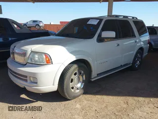 2005 Lincoln Navigator Luxury with VIN 5LMFU28545LJ08551, listed as a IAAI auction lot 42049401 with 160,932 mi miles. Bid and sale history available at carsss.com. Image 2.