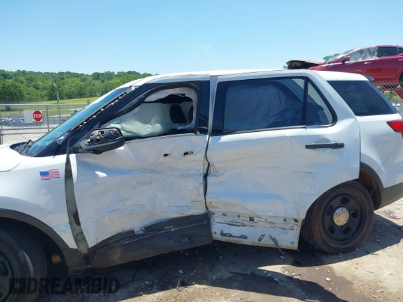2017 Ford Police Interceptor Utility z VIN 1FM5K8AR9HGD26082, wystawiony jako IAAI lot #42302735 z przebiegiem 168 705 mil mil oraz . Historia ofert i sprzedaży dostępna na DreamBid. Obrazek 6.