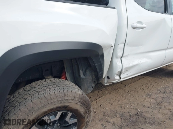 2023 Toyota Tacoma SR z VIN 3TMCZ5AN1PM637609, wystawiony jako IAAI lot #40345917 z przebiegiem 12 614 mil mil oraz . Historia ofert i sprzedaży dostępna na DreamBid. Obrazek 21.
