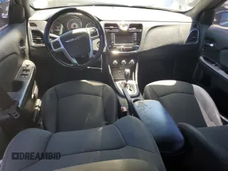 2012 Chrysler 200 Touring z VIN 1C3CCBBB9CN181478, wystawiony jako Copart lot #57318715 z przebiegiem 151 534 mil mil oraz Szkoda całkowita • Salvage title. Historia ofert i sprzedaży dostępna na DreamBid. Obrazek 8.