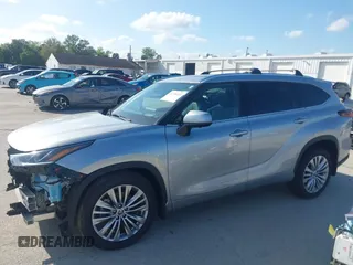 2025 Toyota Highlander Hybrid Platinum z VIN 5TDEBRCH0SS651408, wystawiony jako IAAI lot #41750433 z przebiegiem 6 705 mil mil oraz . Historia ofert i sprzedaży dostępna na DreamBid. Obrazek 15.