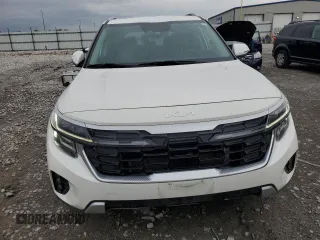 2024 Kia Seltos SX z VIN KNDETCA76R7508066, wystawiony jako Copart lot #54522955 z przebiegiem 37 301 mil mil oraz Szkody całkowita. Historia ofert i sprzedaży dostępna na DreamBid. Obrazek 5.