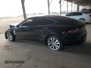 2014 Tesla Model S 60 z VIN 5YJSA1H11EFP36480, wystawiony jako Copart lot #71210254 z przebiegiem 121 014 mil mil oraz Szkoda całkowita • Salvage title. Historia ofert i sprzedaży dostępna na DreamBid. Obrazek 2.