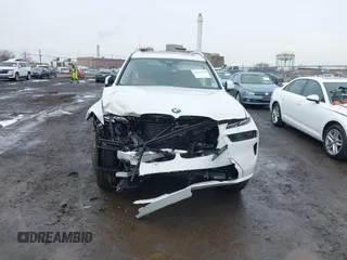2025 BMW X7 xDrive40i z VIN 5UX23EM05S9X98435, wystawiony jako IAAI lot #41476358 z przebiegiem 2946 mil mil oraz . Historia ofert i sprzedaży dostępna na DreamBid. Obrazek 12.