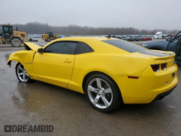 2010 Chevrolet Camaro 2SS z VIN 2G1FT1EW0A9111149, wystawiony jako Copart lot #43988415 z przebiegiem 73 678 mil mil oraz Szkody całkowita. Historia ofert i sprzedaży dostępna na DreamBid. Obrazek 2.