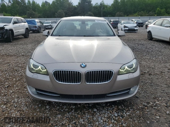 2011 BMW 5 Series 535i z VIN WBAFR7C51BC607779, wystawiony jako Copart lot #55216495 z przebiegiem 130 784 mil mil oraz Szkody całkowita. Historia ofert i sprzedaży dostępna na DreamBid. Obrazek 5.