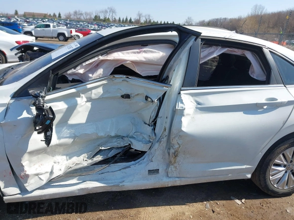 2020 Volkswagen Jetta S z VIN 3VWCB7BUXLM042951, wystawiony jako IAAI lot #42012007 z przebiegiem 61 806 mil mil oraz . Historia ofert i sprzedaży dostępna na DreamBid. Obrazek 6.