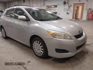 2009 Toyota Matrix S z VIN 2T1LE40E69C008608, wystawiony jako IAAI lot #42766205 z przebiegiem 187 744 mil mil oraz . Historia ofert i sprzedaży dostępna na DreamBid. Obrazek 1.