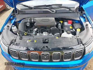 2024 Jeep Compass Latitude z VIN 3C4NJDBN4RT106311, wystawiony jako IAAI lot #42474517 z przebiegiem 9 027 mil mil oraz . Historia ofert i sprzedaży dostępna na DreamBid. Obrazek 10.