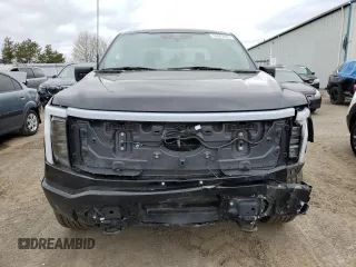 2024 Ford F-150 Lightning XLT z VIN 1FTVW3LK0RWG05326, wystawiony jako Copart lot #55842435 z przebiegiem 23 914 mil mil oraz Czysty tytuł • Clean title. Historia ofert i sprzedaży dostępna na DreamBid. Obrazek 5.