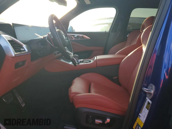 2023 BMW XM z VIN 5YM23CS0XP9S15459, wystawiony jako Copart lot #74934504 z przebiegiem 14 156 mil mil oraz Szkody całkowita. Historia ofert i sprzedaży dostępna na DreamBid. Obrazek 7.