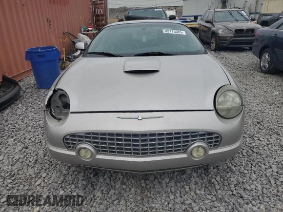 2004 Ford Thunderbird Deluxe z VIN 1FAHP60A84Y104551, wystawiony jako Copart lot #49170085 z przebiegiem 159 696 mil mil oraz Szkoda całkowita • Salvage title. Historia ofert i sprzedaży dostępna na DreamBid. Obrazek 5.