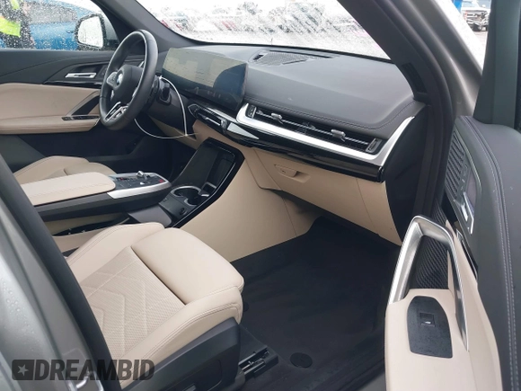 2023 BMW X1 xDrive28i z VIN WBX73EF02P5X48940, wystawiony jako IAAI lot #41528706 z przebiegiem 10 683 mil mil oraz . Historia ofert i sprzedaży dostępna na DreamBid. Obrazek 5.