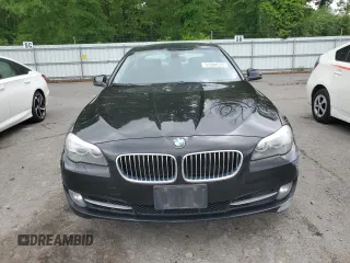 2013 BMW 5 Series 528i xDrive z VIN WBAXH5C57DD111555, wystawiony jako Copart lot #57284575 z przebiegiem 145 947 mil mil oraz Tytuł czysty. Historia ofert i sprzedaży dostępna na DreamBid. Obrazek 5.