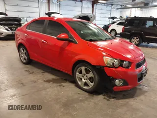 2015 Chevrolet Sonic LTZ z VIN 1G1JE5SB7F4102634, wystawiony jako IAAI lot #42267240 z przebiegiem 174 052 mil mil oraz . Historia ofert i sprzedaży dostępna na DreamBid. Obrazek 1.