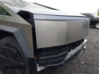 2024 Tesla Cybertruck z VIN 7G2CEHED7RA041694, wystawiony jako IAAI lot #41960418 z przebiegiem 1 177 mil mil oraz . Historia ofert i sprzedaży dostępna na DreamBid. Obrazek 17.
