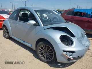 2010 Volkswagen New Beetle Coupe with VIN 3VWPG3AG0AM002088, listed as a IAAI auction lot 42014379 with 81,832 mi miles. Bid and sale history available at carsss.com. Image 1.