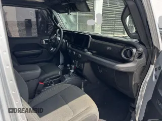 2024 Jeep Wrangler Sahara z VIN 1C4PJXEN6RW171855, wystawiony jako Copart lot #58272205 z przebiegiem 15 589 mil mil oraz Czysty tytuł • Clean title. Historia ofert i sprzedaży dostępna na DreamBid. Obrazek 5.