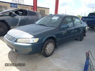 1998 Toyota Camry LE z VIN 4T1BG22K2WU296053, wystawiony jako IAAI lot #42334546 z przebiegiem 257 496 mil mil oraz . Historia ofert i sprzedaży dostępna na DreamBid. Obrazek 2.