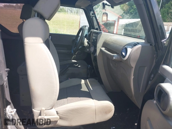 2010 Jeep Wrangler Sahara z VIN 1J4AA5D16AL110711, wystawiony jako IAAI lot #42751095 z przebiegiem 266 079 mil mil oraz . Historia ofert i sprzedaży dostępna na DreamBid. Obrazek 5.