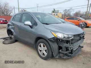 2020 Chevrolet Trax LS z VIN 3GNCJKSB1LL137127, wystawiony jako IAAI lot #41991749 z przebiegiem 50 331 mil mil oraz . Historia ofert i sprzedaży dostępna na DreamBid. Obrazek 1.